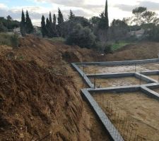 étant sur la roche mon constructeur veut faire des fondations coffré hors sol, sur le coté et a  arriere il y aura beaucoup de remblais entre 1m et 2m50, sur l avant nous aurons 50cm
par contre c est un peu inquietant que les fondations ne soient pas de niveau ... si quelqu'un a avis n hesitez pas a commenter