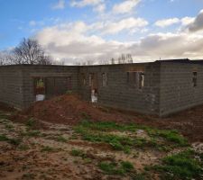 RDC terminé vu du fond du terrain vu sur la porte d'entrée et le garage