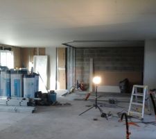 Pose des cloisons et placo au plafond.