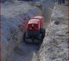 Nous avons du louer un vibreur de 750kg (je crois) pour bien tasser la terre car je veux pas d ornières sur le terrain plutard.La pelleteuse aussi fut louée.