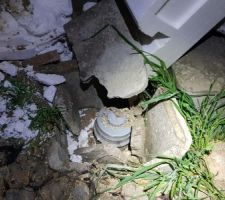 Regard béton cassé. Sur les 4, il n'en reste que un intact...