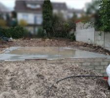 Pourtour du vide sanitaire remblayé. Il manque un de la terre pour finir sur le côté droit.