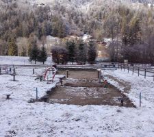 Le terrain décapé. J'ai réussi à vider l'eau de la piscine...