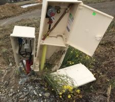 La petite surprise qui fait plaisir avant le d&eacute;marrage de la construction, c'est de se pointer sur le terrain un dimanche et de constater qu'un camion bien sympa a recul&eacute; dans nos logettes...
Evidemment il s'est bien gard&eacute; de mettre un gentil message pour s'excuser le bougre ...
Le lotisseur est pr&eacute;venu et a fait venir ENEDIS et GDF qui sont venu mettre en s&eacute;curit&eacute; (avec un bout de scotch ah ah !)