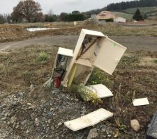 La petite surprise qui fait plaisir avant le démarrage de la construction, c'est de se pointer sur le terrain un dimanche et de constater qu'un camion bien sympa a reculé dans nos logettes...
Evidemment il s'est bien gardé de mettre un gentil message pour s'excuser le bougre ...
Le lotisseur est prévenu et a fait venir ENEDIS et GDF qui sont venu mettre en sécurité (avec un bout de scotch ah ah !)