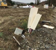 La petite surprise qui fait plaisir avant le démarrage de la construction, c'est de se pointer sur le terrain un dimanche et de constater qu'un camion bien sympa a reculé dans nos logettes...
Evidemment il s'est bien gardé de mettre un gentil message pour s'excuser le bougre ...
Le lotisseur est prévenu et a fait venir ENEDIS et GDF qui sont venu mettre en sécurité (avec un bout de scotch ah ah !)