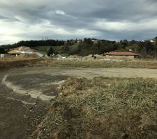 Terrassement et création de la cour provisoire afin que les différents intervenants puissent travailler et évoluer sans être dans la gadoue :)