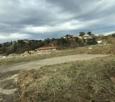 Terrassement et création de la cour provisoire afin que les différents intervenants puissent travailler et évoluer sans être dans la gadoue :)