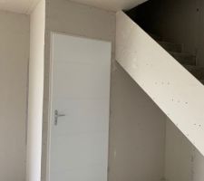 Vue depuis l'entrée avec le Wc en face et l'escalier sur la droite