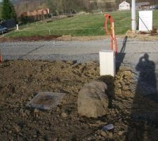 Regard tout à l'égout,   gaines en attentes pour portail electrique et sonnette