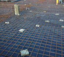 La deux tubes de PVC côte à côte de 160mm sont les entrée d'air frais pour la cheminée