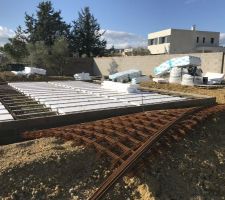 Structure du plancher, treillis en attente des pose d'évacuations du plombier.
