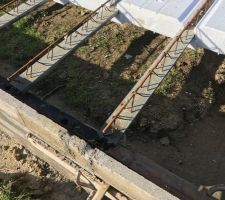 Structure du plancher, treillis en attente des pose d'évacuations du plombier.