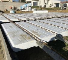 Structure du plancher, treillis en attente des pose d'évacuations du plombier.