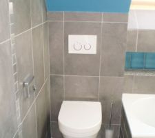 Voil&agrave; les toilettes de la salle de bains