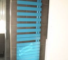 Le seche serviette coordonn&eacute; avec la menssarde et le carreau decor de la niche

Il est pivotant et est avec soufflerie