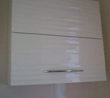 Meuble au dessus du wc suspendu (a porte pliante et facade relief)