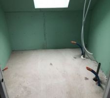 Seconde salle de bains de l'étage avec baignoire, meuble et wc