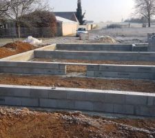 Deux premi&egrave;res rang&eacute;es de parpaings pos&eacute;es pour le futur vide sanitaire