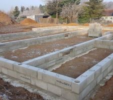 Deux premi&egrave;res rang&eacute;es de parpaings pos&eacute;es pour le futur vide sanitaire