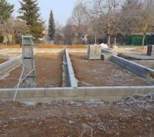 Deux premi&egrave;res rang&eacute;es de parpaings pos&eacute;es pour le futur vide sanitaire