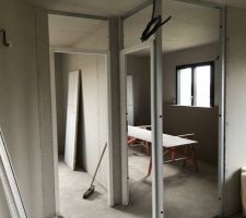 J+180: Fin de placo- Vue sur le bureau et la chambre depuis le dégagement de l?étage.