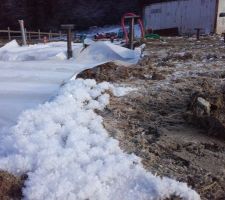 Il a fait beau toute la semaine, froid : des gros cristaux se sont formés sur les restes de neige.