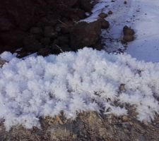 Il a fait beau toute la semaine, froid : des gros cristaux se sont formés sur les restes de neige.