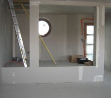 Le bureau : Surélevé de 35 cm par rapport au sol fini, il est également le point de départ de l'escalier. il est complètement ouvert sur le salon/Salle à manger