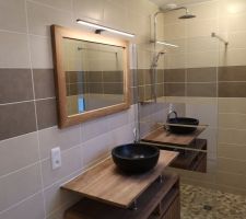 Salle de bain parentale terminée, miroir posé et luminaire également