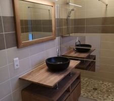 Salle de bain parentale terminée, miroir posé et luminaire également