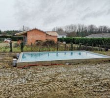 Piscine sous la pluie et dans la gadoue