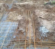 Après 1 mois d'attente, le chantier redémarre avec la pose des ferrailles.