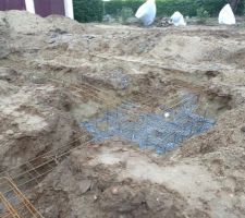 Après 1 mois d'attente, le chantier redémarre avec la pose des ferrailles.