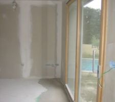 R&eacute;agr&eacute;age de la chappe du salon ! ! !
Fait par le professionnel qui a coul&eacute; la chape. (2 cm d'&eacute;cart sur 5 m ! ! !)