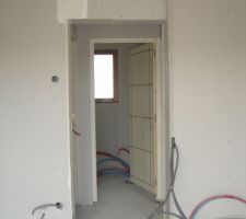 Accès à la chambre, la salle de bain et WC