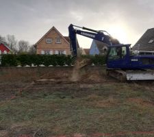 Début du terrassement pelle 23 tonnes