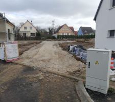 Création du chemin d'accès en tout venant pelle 23 tonnes