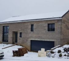 Maison sous la neige