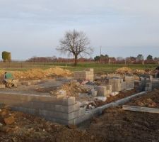 Pose des parpaing de fondation