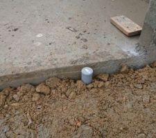 Bouchon de visite des eaux usées en plein passage de roues :(