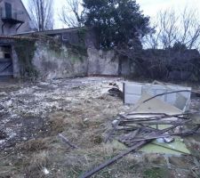 Abri de jardin démoli, il ne reste plus que la dalle à terminer au marteau-piqueur