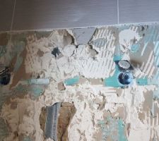 Après enlèvement de 6 carreaux pour déplacer les prises