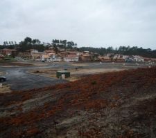 On commence &agrave; voir &agrave; quoi va ressembler le lotissement (route, rond-point, lots)...