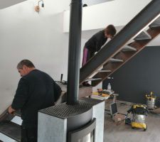 Pon&ccedil;age escalier avant vernis