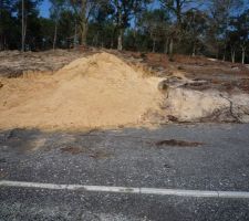 D&eacute;but du terrassement de la voisine qui empi&egrave;te bien comme il faut sur notre terrain. Jusqu'&agrave; 2 m de creus&eacute; en dehors de sa limite.
