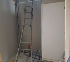 Futur escalier et toilettes.