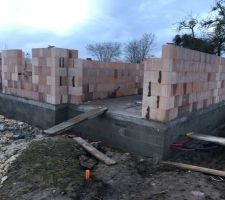 Le soir même en fin de journée, les murs du RDC sont à moitié terminés.
Reste quelques rangs à poser, les coffres de VR, les coffrages pour les poutres et les armatures pour le chainage.
Vue coté garage/pignon Est