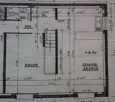 Cuisine /salle a manger une seule piece destinee pour cuisine et repas.
3.33m x 6.37m
fenetre en auto bloquant au dessus de l'evier donc ne souvre pas.
on entre dans la piece en haut des escaliers (garage en ss sol).pour entrer dans la cuisine c'est un porche donc pas de porte!
idem pour passer de la salle amanger au salon.