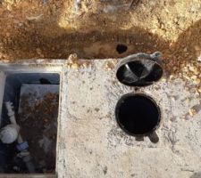 Compteur d'eau et regard évacuation (sur le trottoir ... partie voie publique) + le tuyau qui contient un câble électrique pour l'éclairage publique ...